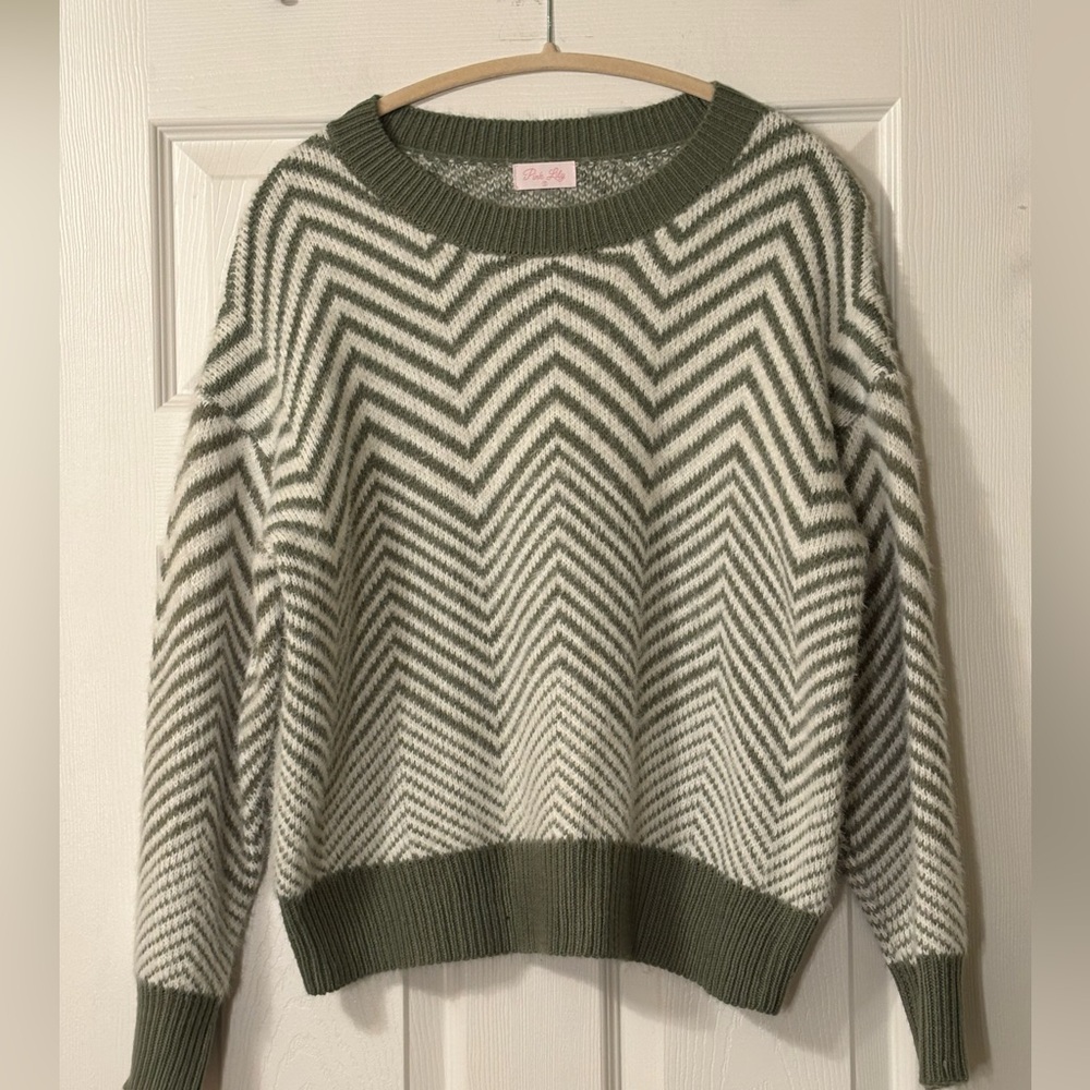 Pink Lily Green/White Crewneck Sweater Size S
EUC